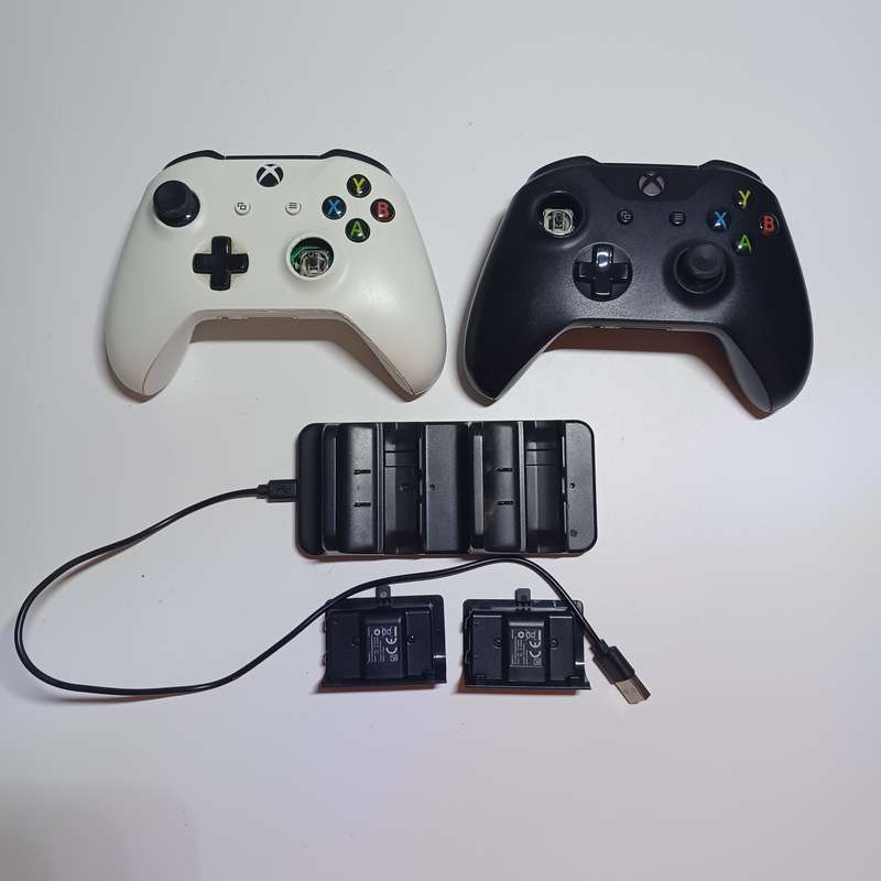 2 Xbox one controllers  - selling as spares or repair & Xbox one charger battery set
