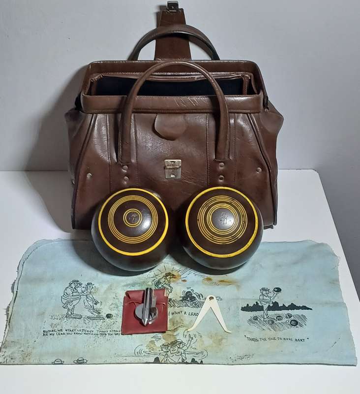 Pair Vintage Henselite Bowls With Leather Carrier Bag and Bowls Measuring Instruments (size 4-15/16)