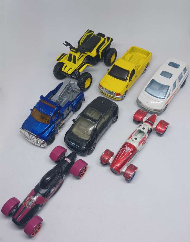 Assortment of 7 Die cast cars (matchbox/mattel/novacar/maisto/marvel)