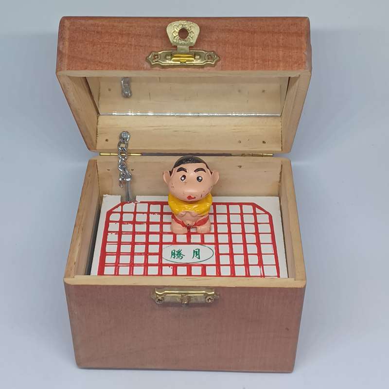 Vintage Japanese crayon shin chan weeing figure in wooden box (9 x 8 x 7.5 cm)