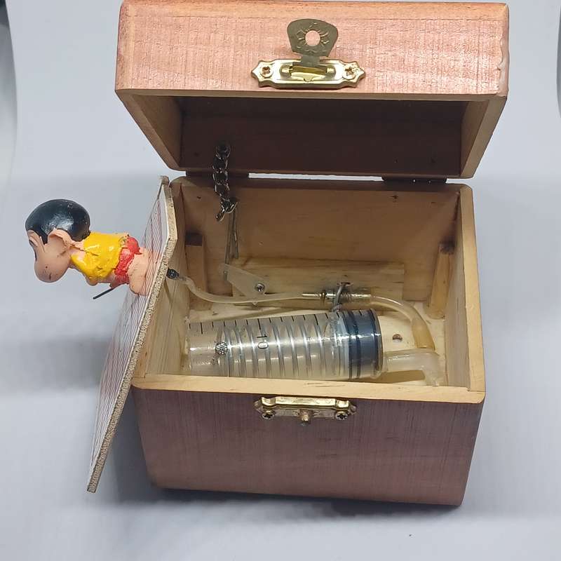 Vintage Japanese crayon shin chan weeing figure in wooden box (9 x 8 x 7.5 cm)