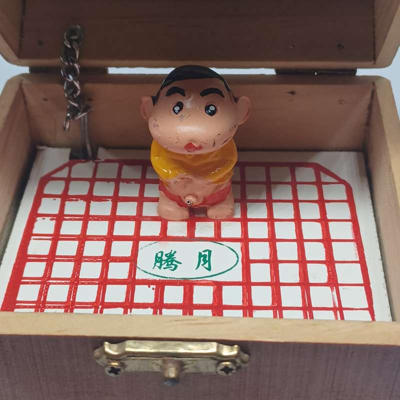 Vintage Japanese crayon shin chan weeing figure in wooden box (9 x 8 x 7.5 cm)