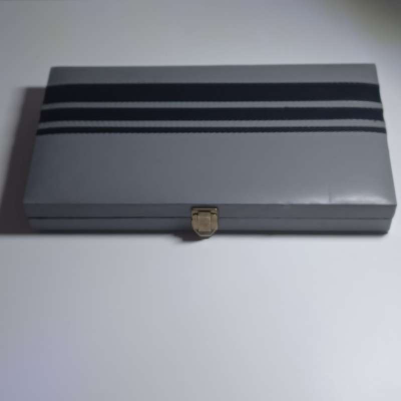 VINTAGE BACKGAMMON GAME COMPLETE IN GRAY PLEATHER CASE