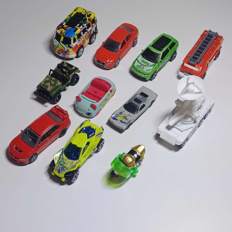 Variety of various die cast/plastic toy cars