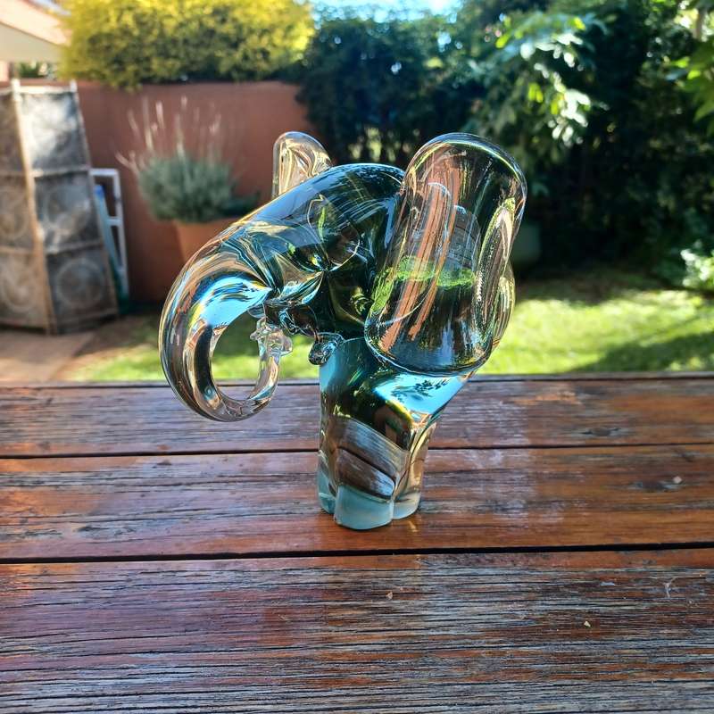 Ngwenya Glass Elephant (16.5cm x 14cm x 19.5cm)