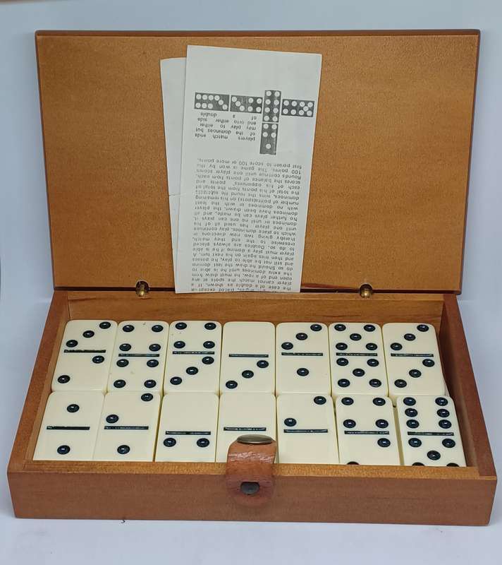 28 pc Dominos set in wooden box (16,6cm x 10,5cm x 3,5cm)
