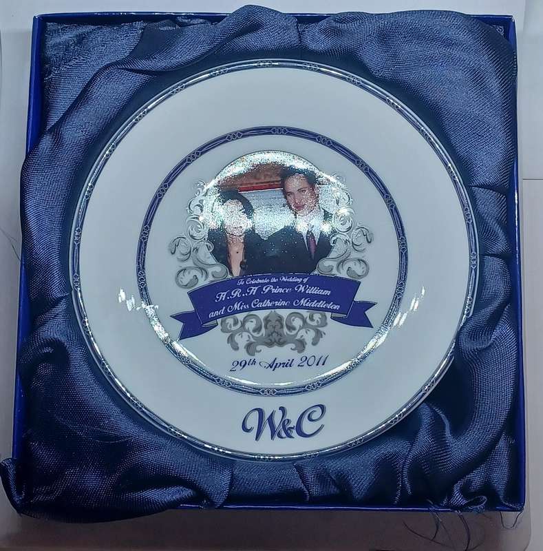 Commemorative Prince William and Catherine Middleton wedding plate in box