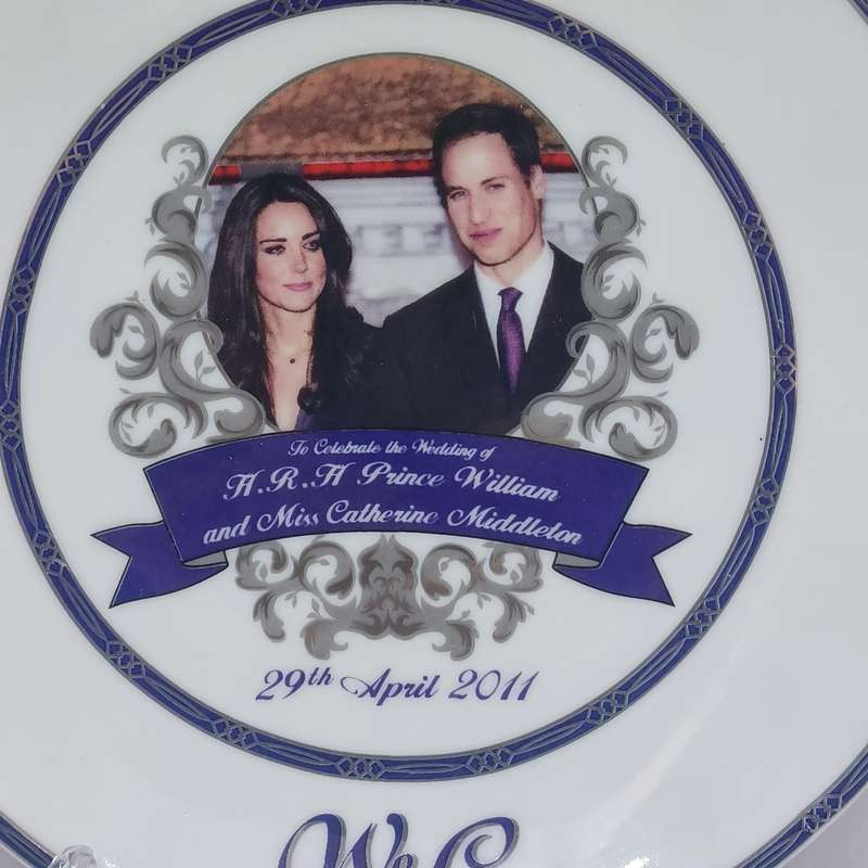 Commemorative Prince William and Catherine Middleton wedding plate in box
