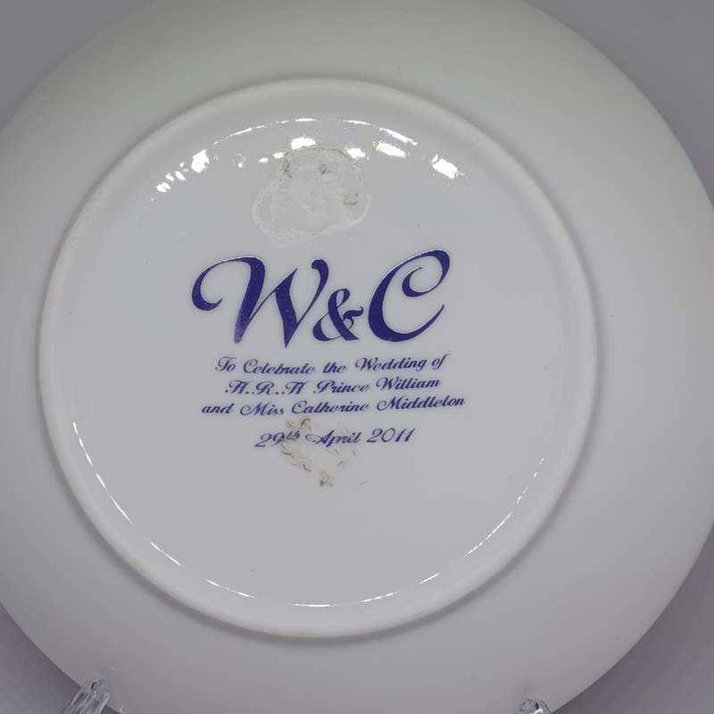 Commemorative Prince William and Catherine Middleton wedding plate in box