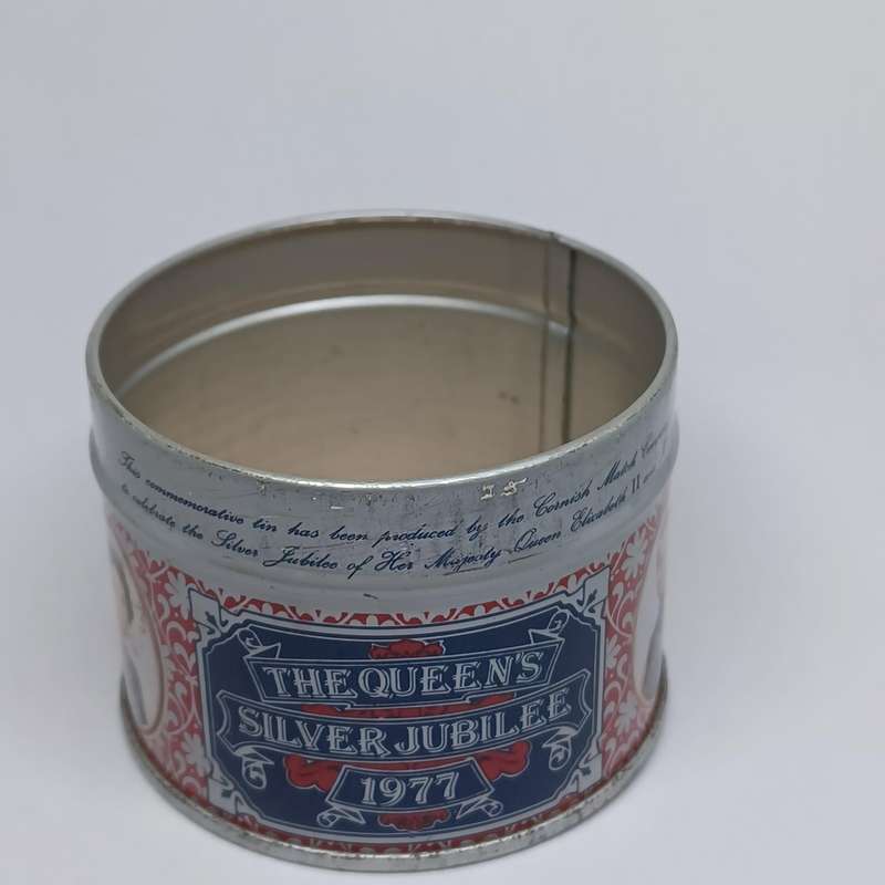 Vintage Queen Elizabeth II Silver Jubilee Matchbox Tin (7cm x 5.8cm)