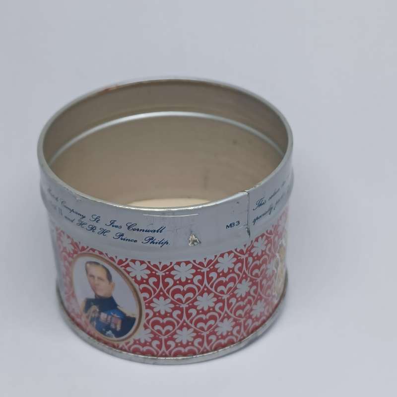 Vintage Queen Elizabeth II Silver Jubilee Matchbox Tin (7cm x 5.8cm)