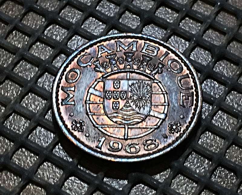 Gem - 1 Escudo, Mozambique, 1968 - KM# 82 (Red-Unc)