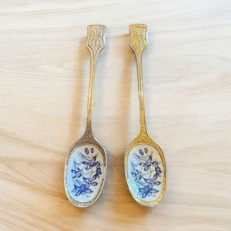 2x enamelled teaspoons