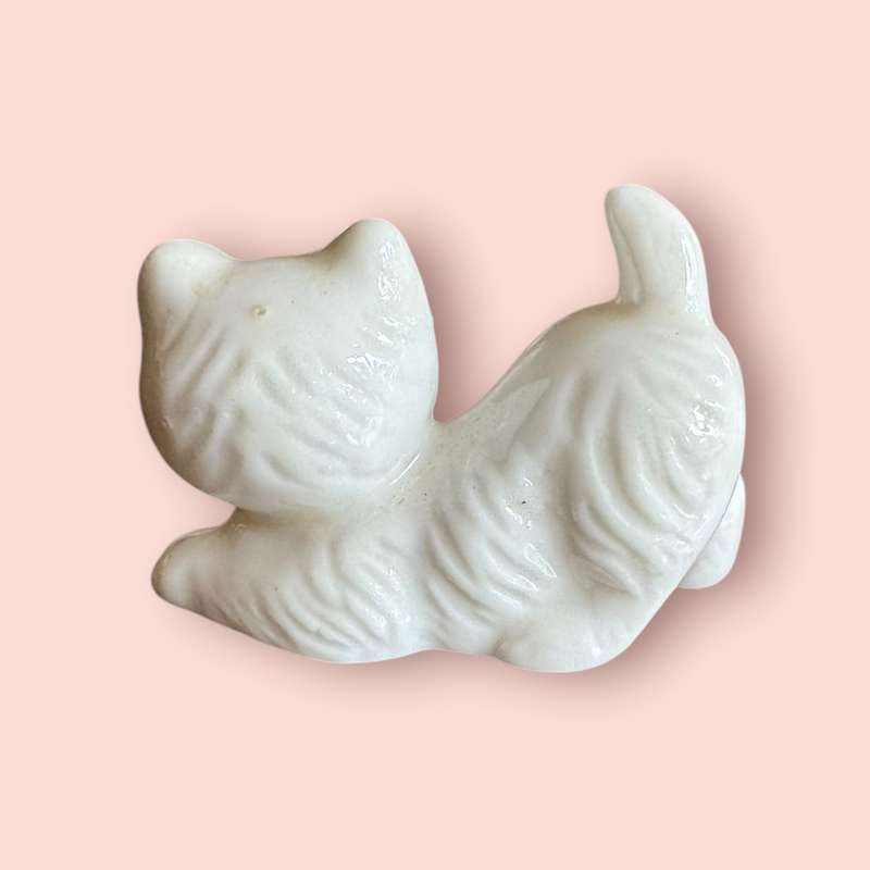 Small white cat ornament (B)