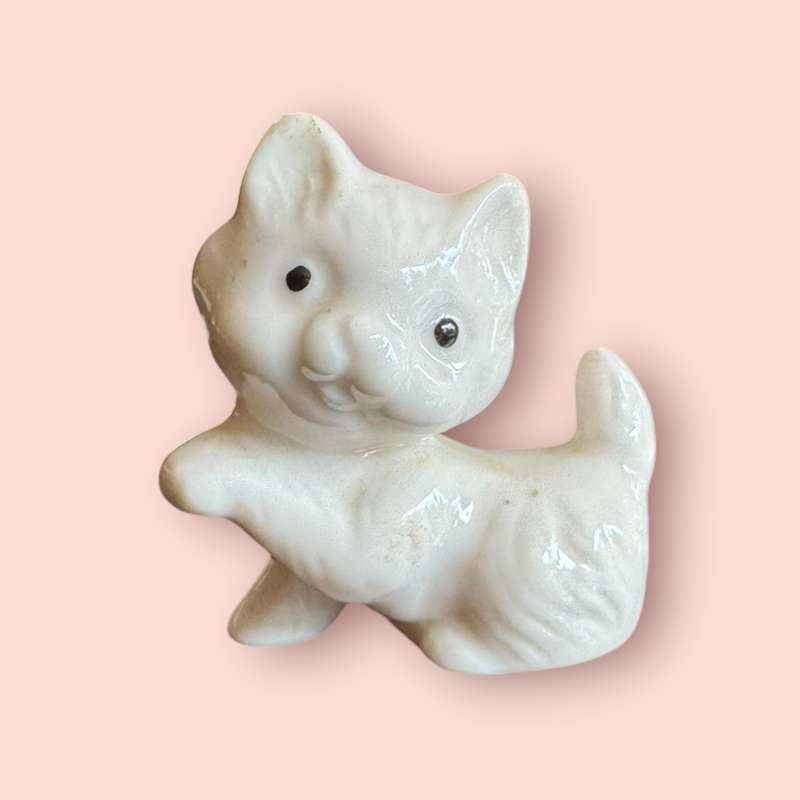 Small white cat ornament (A)