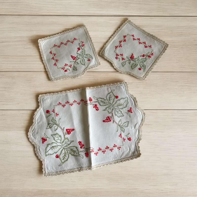 Dresser/ tray cloth set