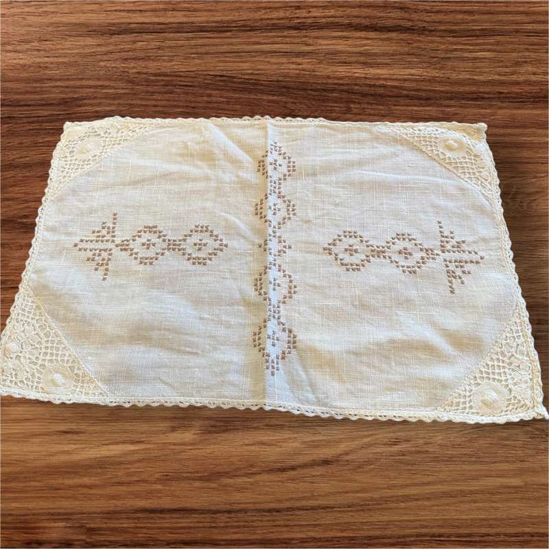 Embroidered tray cloth