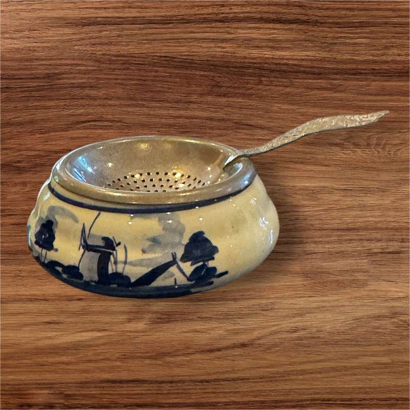 Delft tea sifter