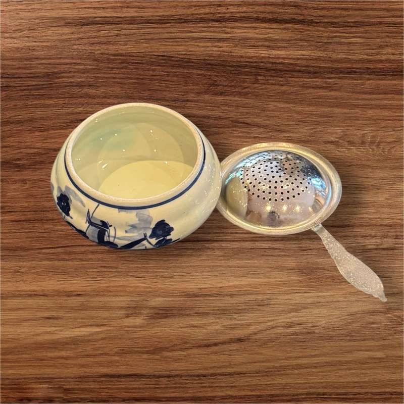 Delft tea sifter