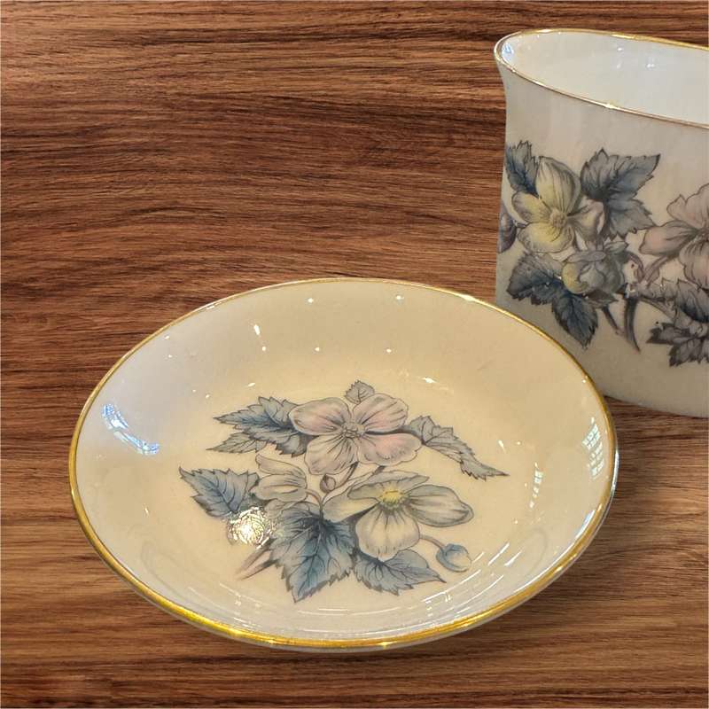English vase ornament set
