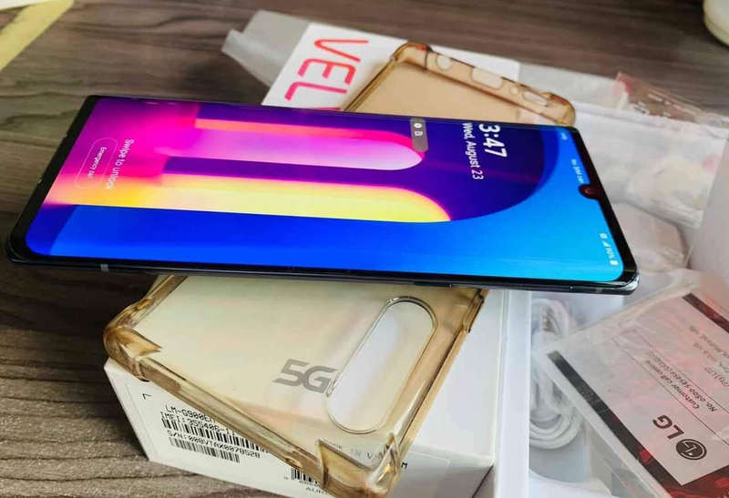 LG velvet 5g phone note only small crack on the side