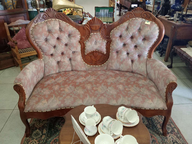 Lounge suite - 2 arm chairs & 1 x 2 seater