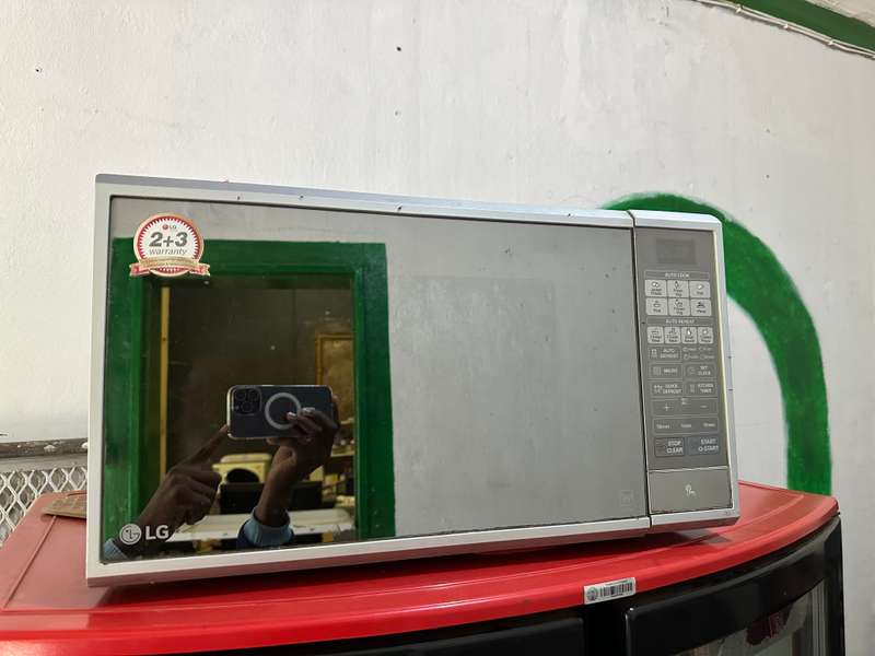 LG MICROWAVE OVEN WITH GRILL- EXCELLENT CONDITION