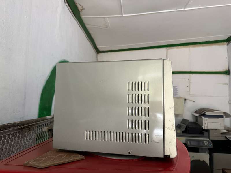 LG MICROWAVE OVEN WITH GRILL- EXCELLENT CONDITION
