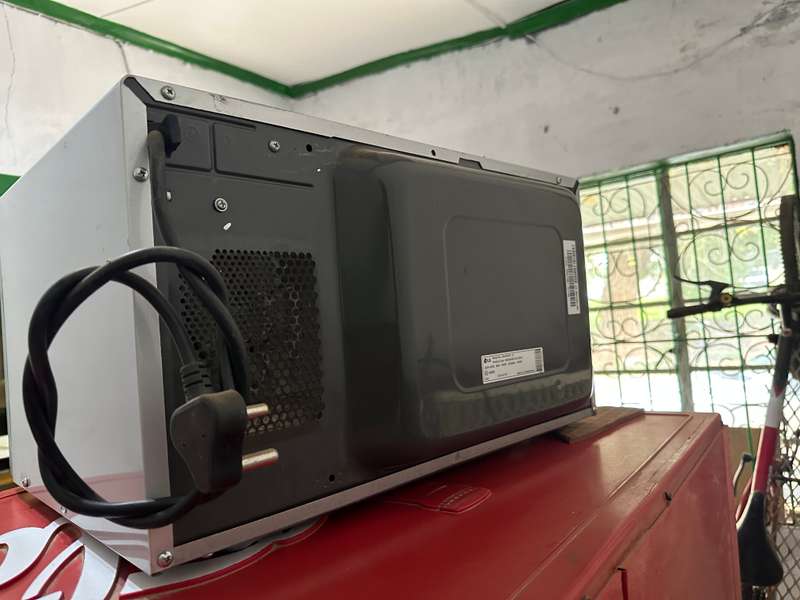 LG MICROWAVE OVEN WITH GRILL- EXCELLENT CONDITION