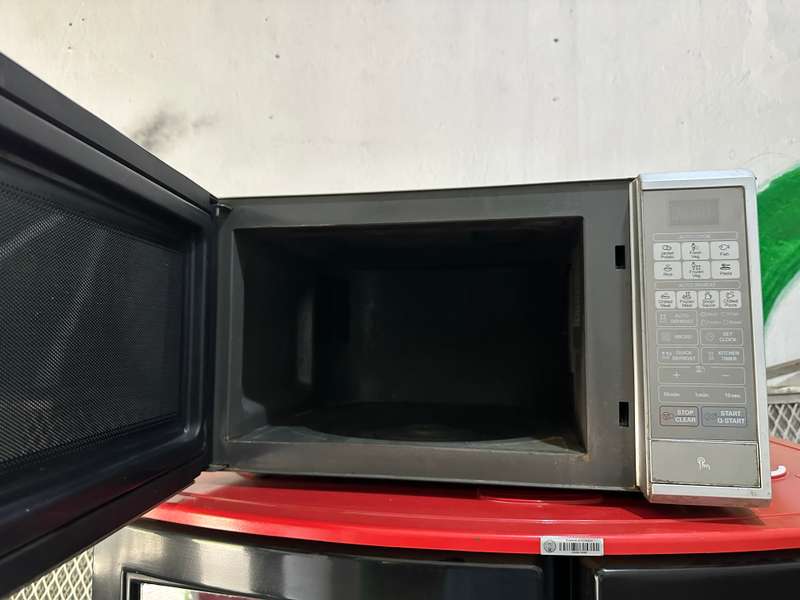 LG MICROWAVE OVEN WITH GRILL- EXCELLENT CONDITION
