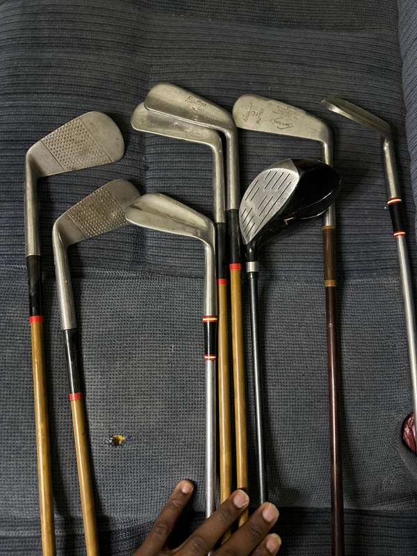 SET OF GOLF CLUBS