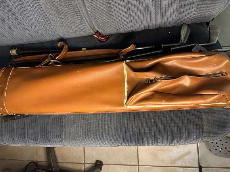 SET OF GOLF CLUBS