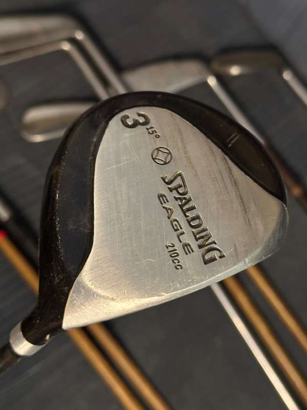 SET OF GOLF CLUBS