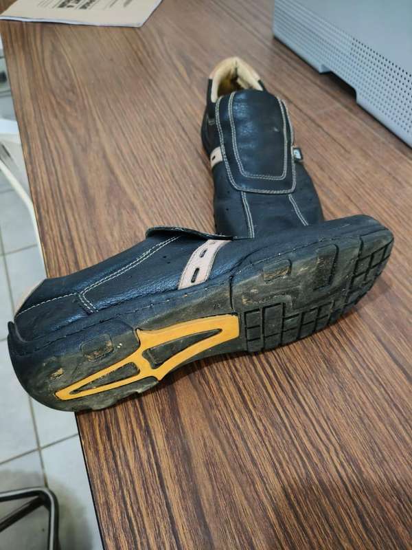 SHOES SIZE 8