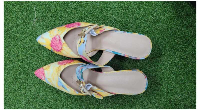 SHOES SIZE 8