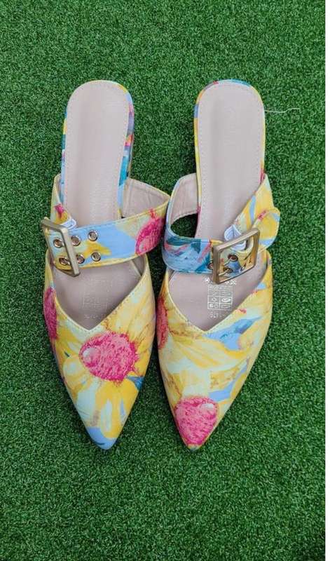 SHOES SIZE 8