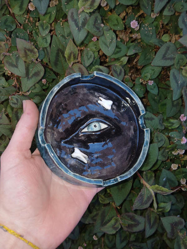 Eyes and teeth ashtray