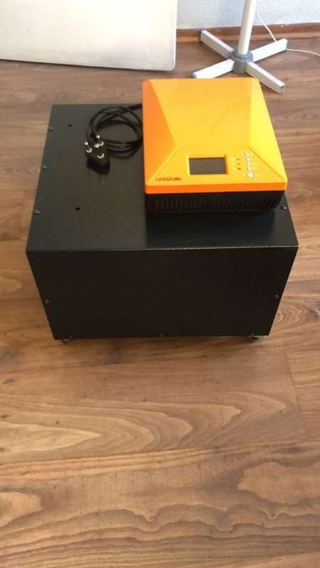 LINKQNET G3 230V, 2KVA, 1600W, 24V DC, w/ 50A SOLAR CHARGE - Comes w/ TROLLEY 2 x 12V Used Batteries