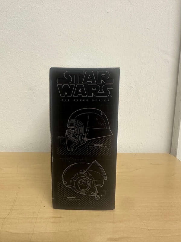 Star Wars The Black Series Titanium Kylo Ren & Poe Dameron Helmet Set