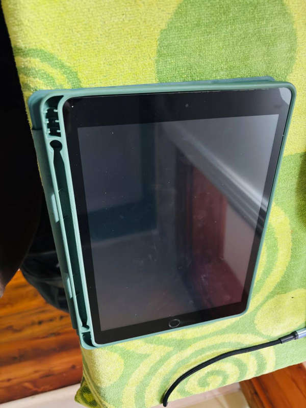 ipad 9 CRAZY DEAL (+FREE CHARGING CABLE + FREE SCREEN PROTECTOR + FREE PHONE CASE)