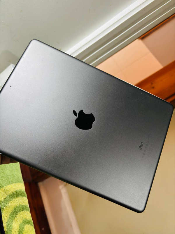 ipad 9 CRAZY DEAL (+FREE CHARGING CABLE + FREE SCREEN PROTECTOR + FREE PHONE CASE)