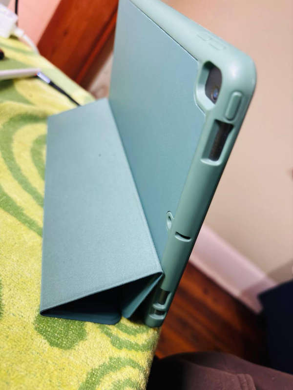 ipad 9 CRAZY DEAL (+FREE CHARGING CABLE + FREE SCREEN PROTECTOR + FREE PHONE CASE)