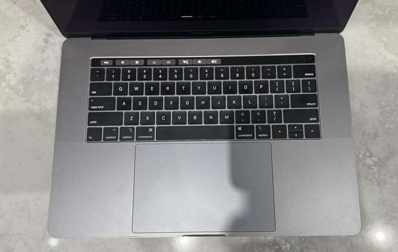 APPLE MACBOOK PRO 15' I7 WITH RADEON 560X GRAPHICS