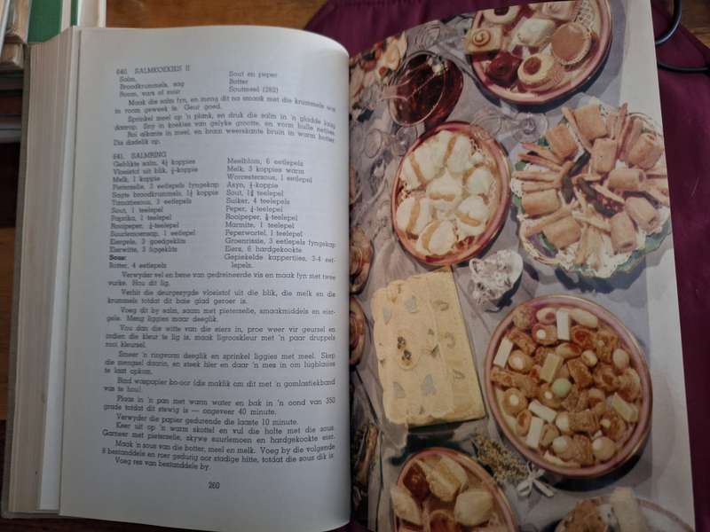 KEURIGE KOS - Susann Naude - Living Africana - Rare - Afrikaans Cooking. Afrkaans Text.