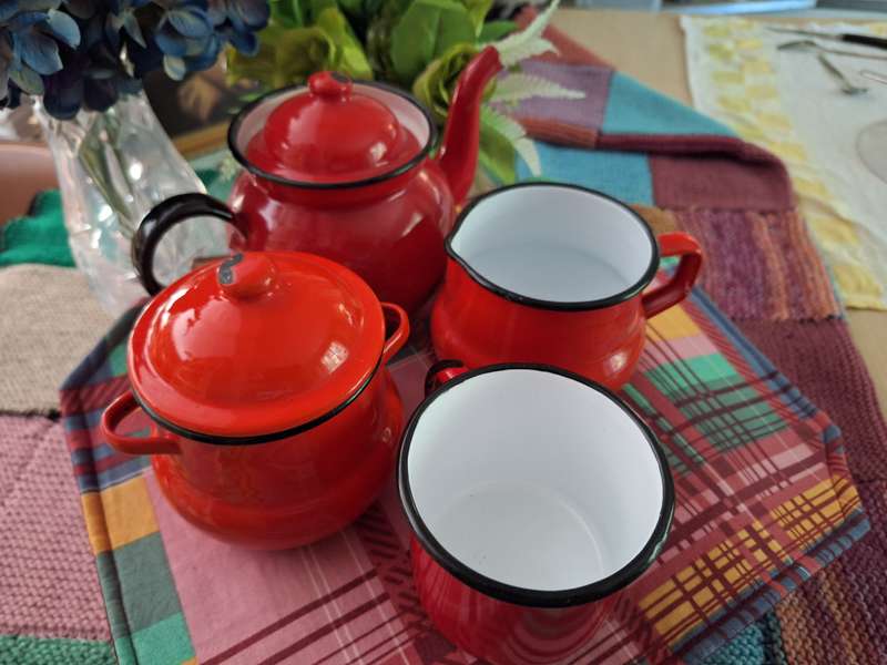 six piece enamel tea/coffe set.