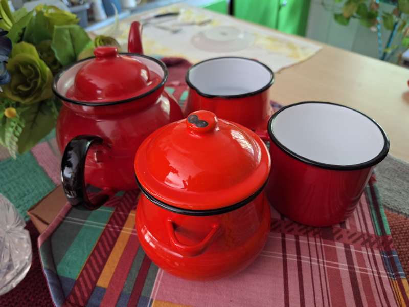 six piece enamel tea/coffe set.