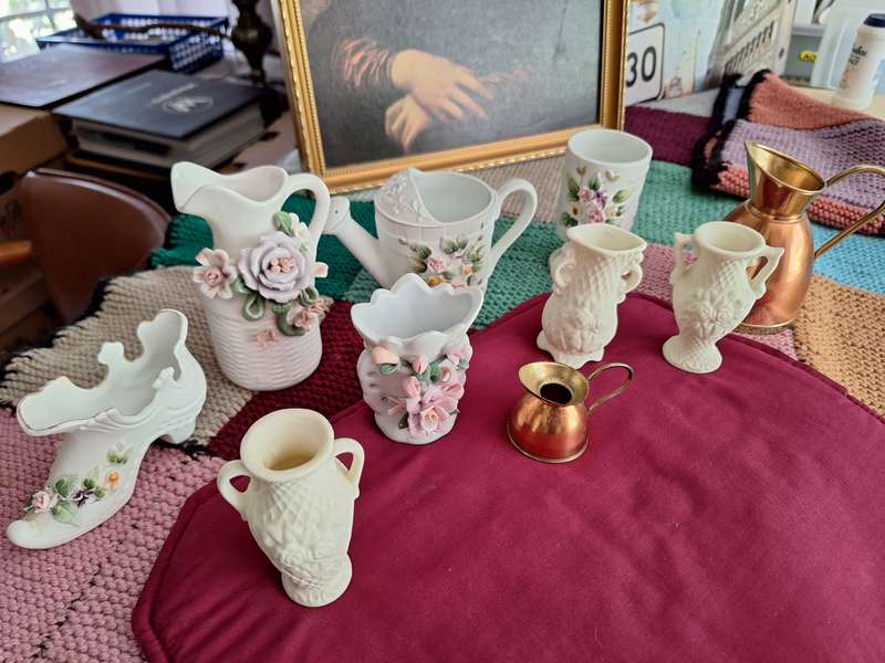 For the showcase-small ornaments-ornmental and miniature flowr vases. (10 pieces)