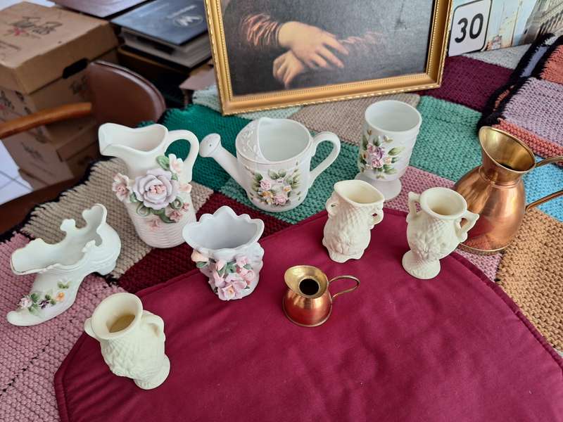 For the showcase-small ornaments-ornmental and miniature flowr vases. (10 pieces)