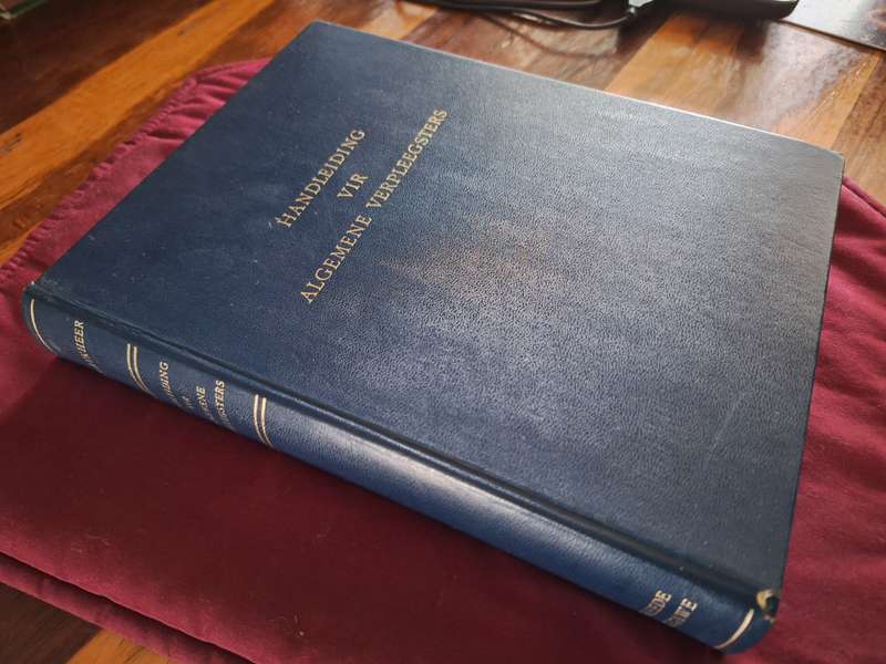 HANDLEIDING VIR ALGEMENE VERPLEEGSTERS deur Gloudina M Rykheer / 1968 2nd edition. Medicine