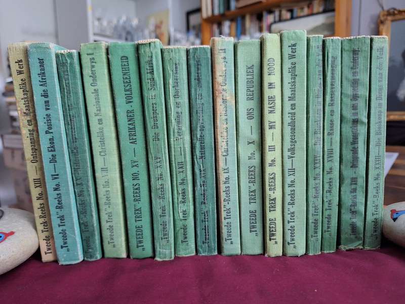 TWEEDE TREK-REEKS X 16 boeke- Verskillende akademiese. Afrikaans Teks